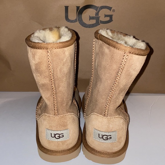 UGG KIDS CLASSIC SHORT CHESTNUT BOOTS - Picture 3 of 9